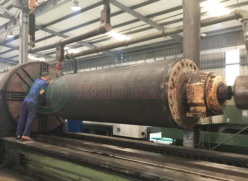 Sửa rulo trên máy tiện > Công ty TNHH Rulô Nam Hải